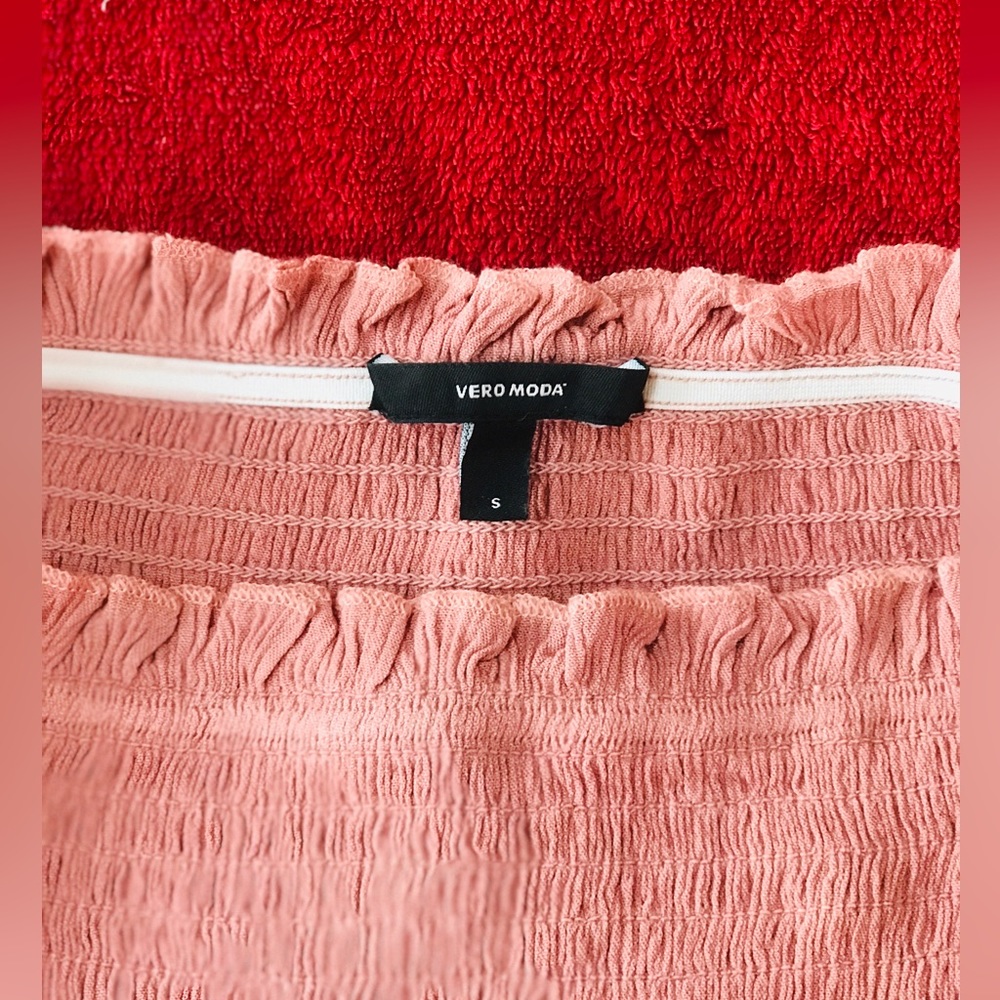VeroModa off shoulder smocked top - Picture 2 of 4